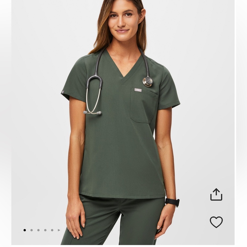 Moss Catarina One-Pocket Scrub Top Figs
